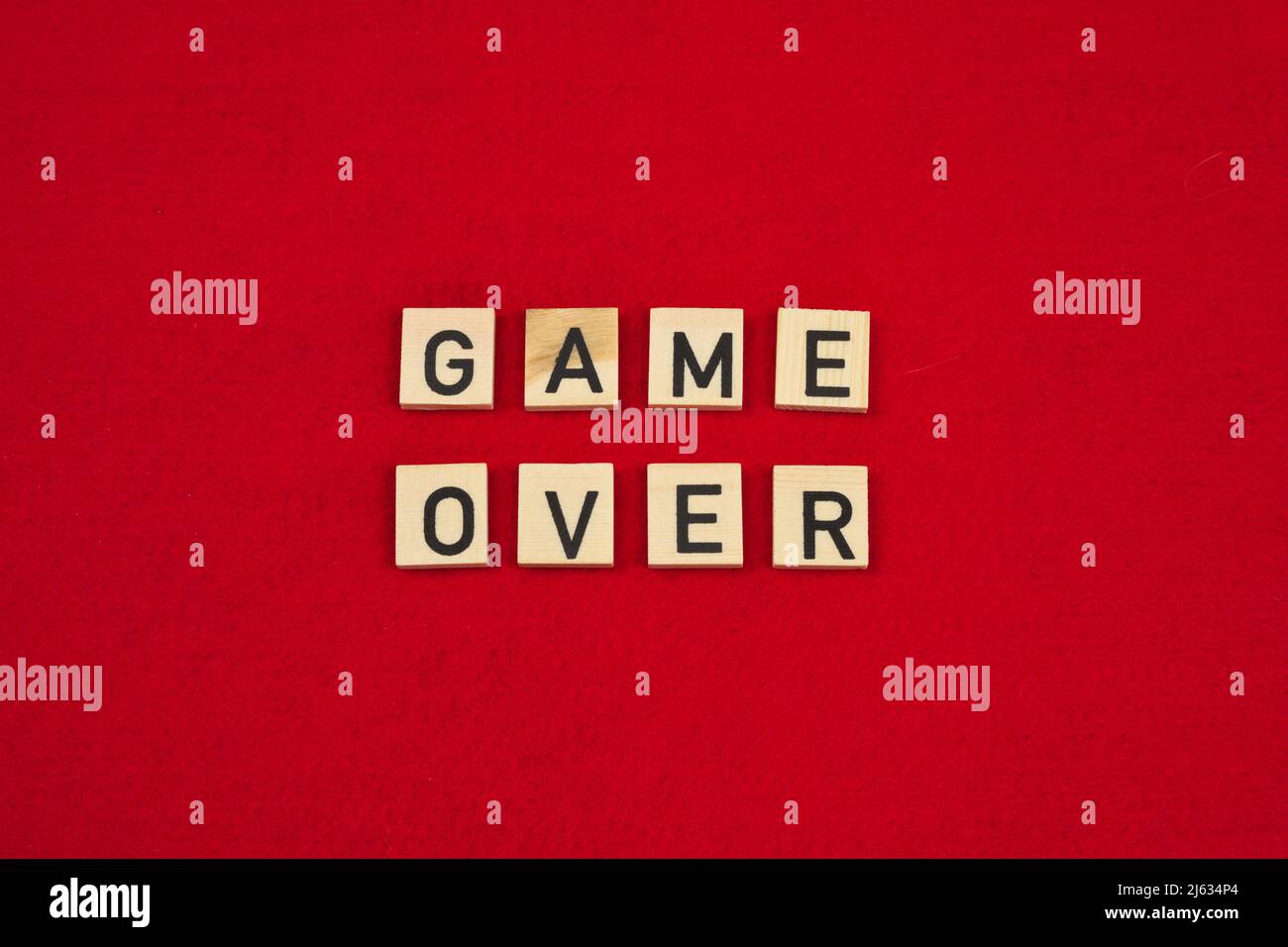 Frase "Game Over" su sfondo rosso Foto Stock