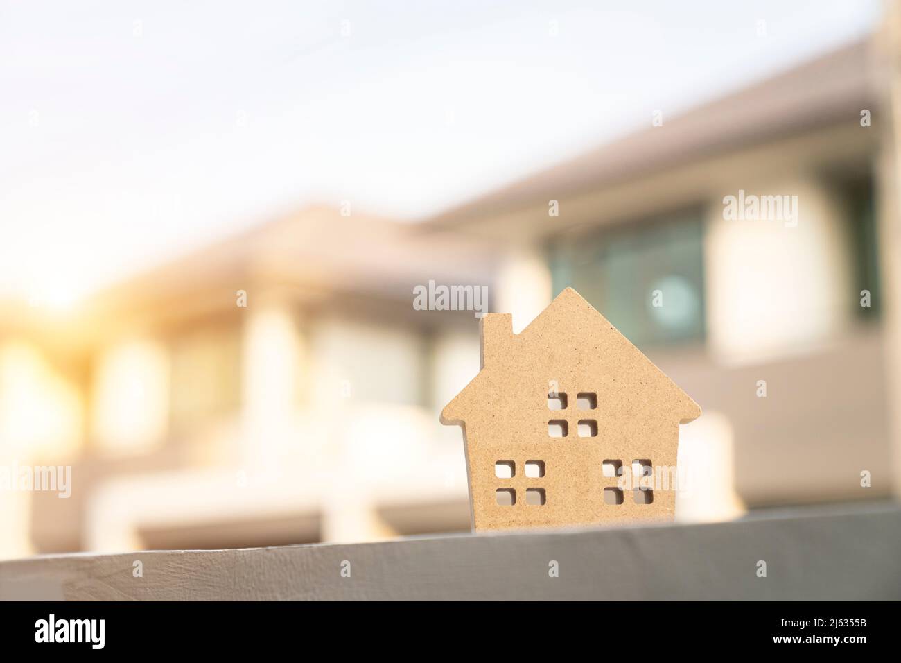 Mini casa in legno con sfondo immobiliare, Residence e concetto di prestito casa. Foto Stock