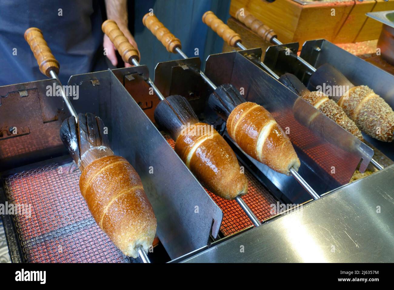 Trdelnik o trdlo è dolce tradizionale ceco. Cibo di strada a Praga. Nazionale ceco cibo dolce dessert trdlo. Utile gustoso trdlo rotolo sulla strada marke Foto Stock