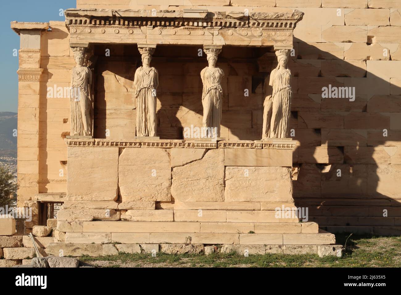 Primo piano del famoso Porch dei Maidens, attaccato al Tempio di Erechtheion, Atene, Greco 2021 Foto Stock