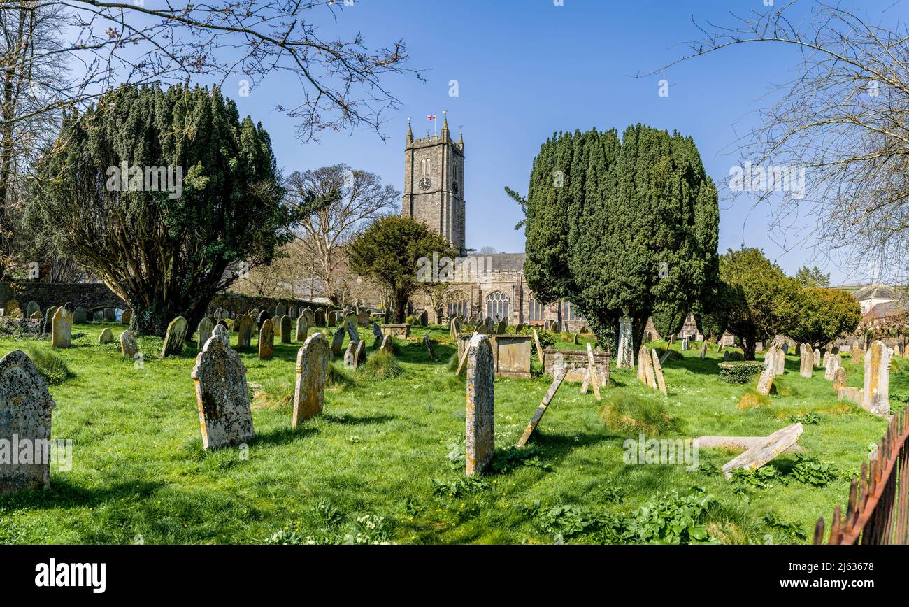 La chiesa parrocchiale di St Andrew, Ashburton, Devon, risale al 12th secolo ed è al centro di questa città del mercato del Devon Foto Stock