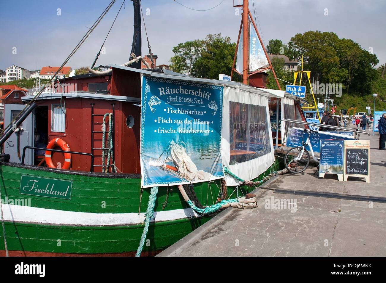 Panino di pesce, peschereccio da traino Fischland, porto di Sassnitz, isola di Ruegen, Meclemburgo-Pomerania occidentale, Mar Baltico, Germania Foto Stock