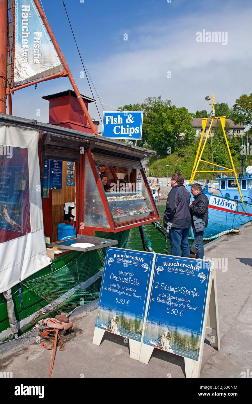 Panino di pesce, peschereccio da traino Fischland, porto di Sassnitz, isola di Ruegen, Meclemburgo-Pomerania occidentale, Mar Baltico, Germania Foto Stock