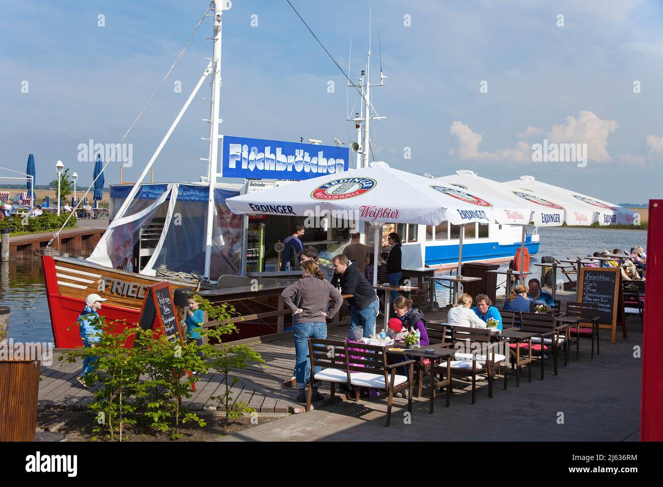 Futter Kutter, Fischimbiss am Zingster Strom, Boddenhafen, Zingst, Fischland, Mecklenburg-Vorpommern, Ostsee, Deutschland | Ristorante di pesce allo Zin Foto Stock