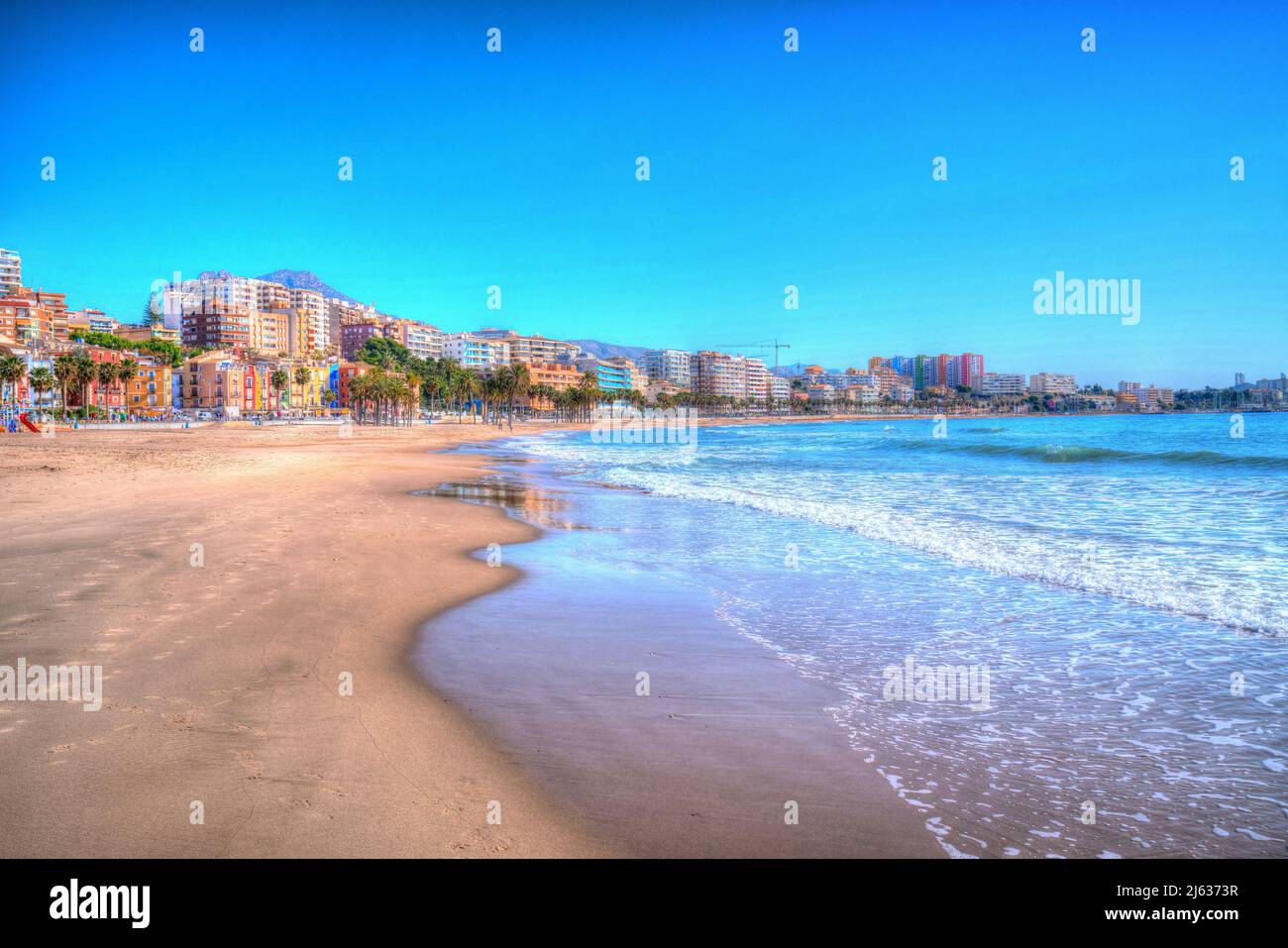 Villajoyosa Spagna bella spiaggia di sabbia con onde Costa Blanca Alicante hdr Foto Stock