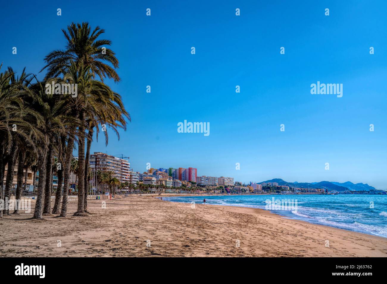 Villajoyosa Spagna bella spiaggia con palme Costa Blanca Alicante Foto Stock