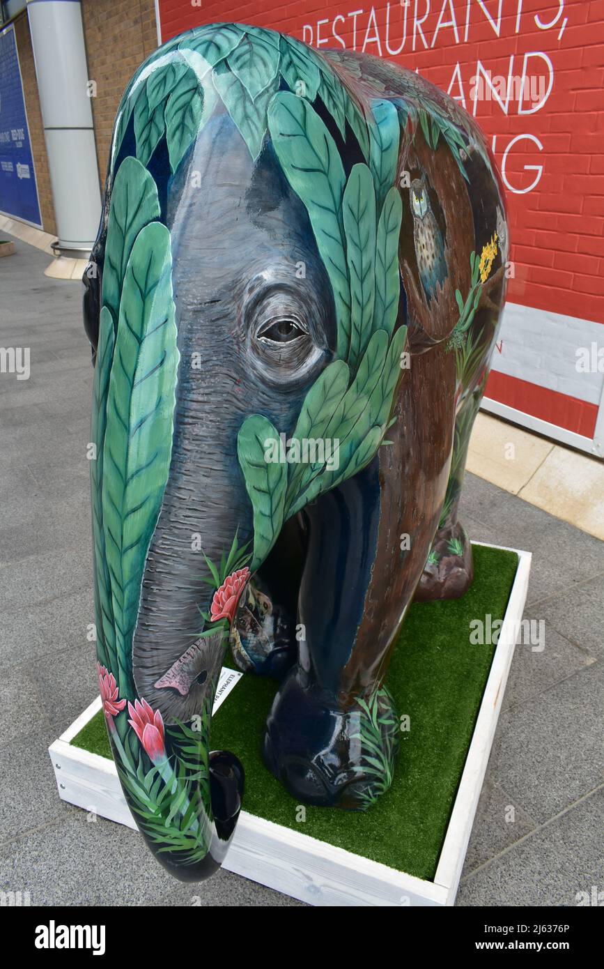Elefanti dipinti e decorati come parte della Elephant Parade 2021 all'esterno del Westquay Shopping Centre a Southampton Foto Stock