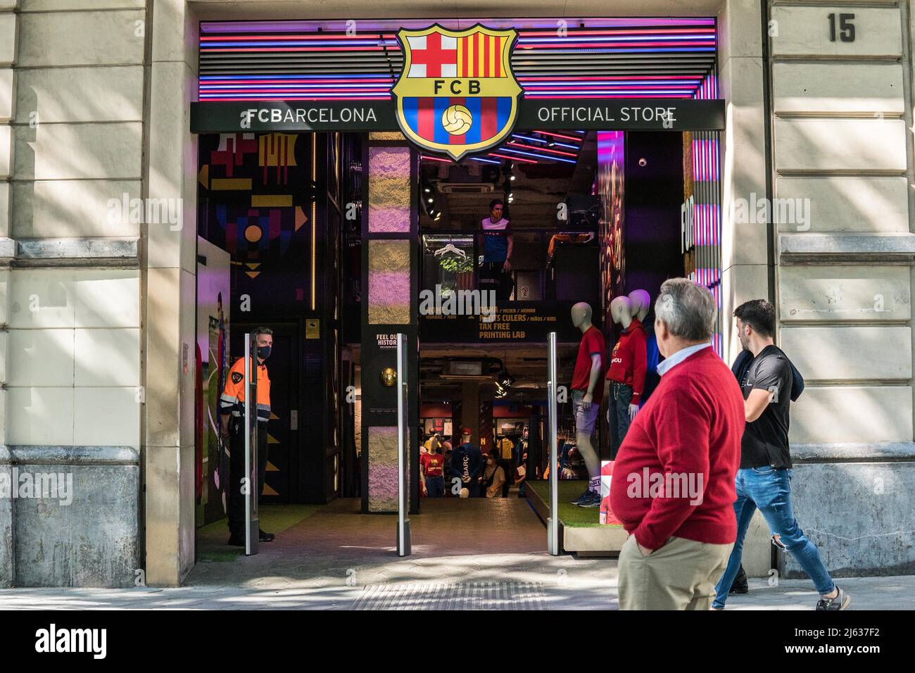 I pedoni passano accanto al negozio del FC Barcelona, squadra di calcio spagnola. Foto Stock