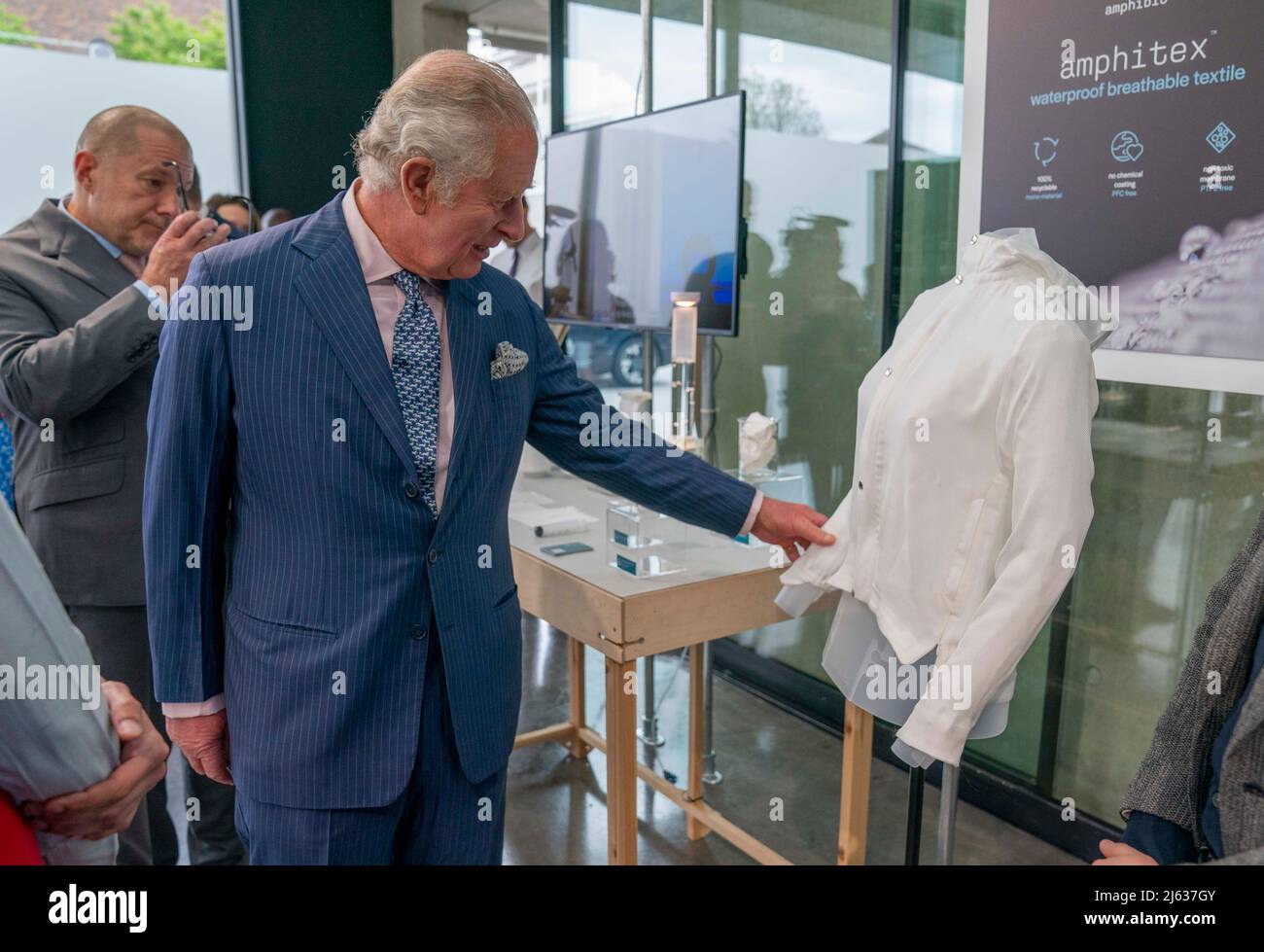 Il Prince of Wales ritiene che la blusa realizzata con Amphitex sia un tessuto traspirante impermeabile, mentre vede alcuni dei progetti vincenti per il concorso inaugurale Terra carta Design Lab per aiutare il cambiamento climatico, al Royal College of Art Dyson Gallery di Londra. Data foto: Mercoledì 27 aprile 2022. Foto Stock