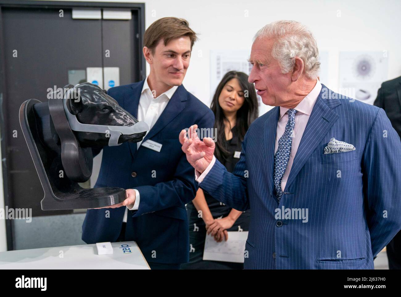 Il Principe del Galles vede un dispositivo indossabile per i bovini per neutralizzare le loro emissioni di metano in tempo reale creato dal gruppo di progettazione Zelp (Zero Emissions Livestock Project) mentre, vede alcuni dei progetti vincenti per il concorso inaugurale Terra carta Design Lab per aiutare il cambiamento climatico, Al Royal College of Art Dyson Gallery di Londra. Data foto: Mercoledì 27 aprile 2022. Foto Stock