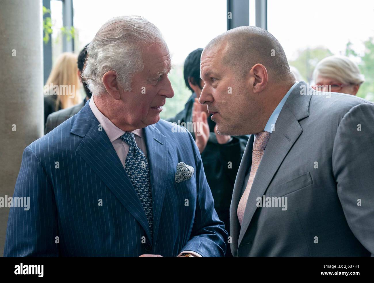 Il Principe del Galles con Sir Jony Ive, Cancelliere del Royal College of Art, vede alcuni dei progetti vincenti per il concorso inaugurale Terra carta Design Lab per aiutare i cambiamenti climatici, presso il Royal College of Art Dyson Gallery di Londra. Data foto: Mercoledì 27 aprile 2022. Foto Stock