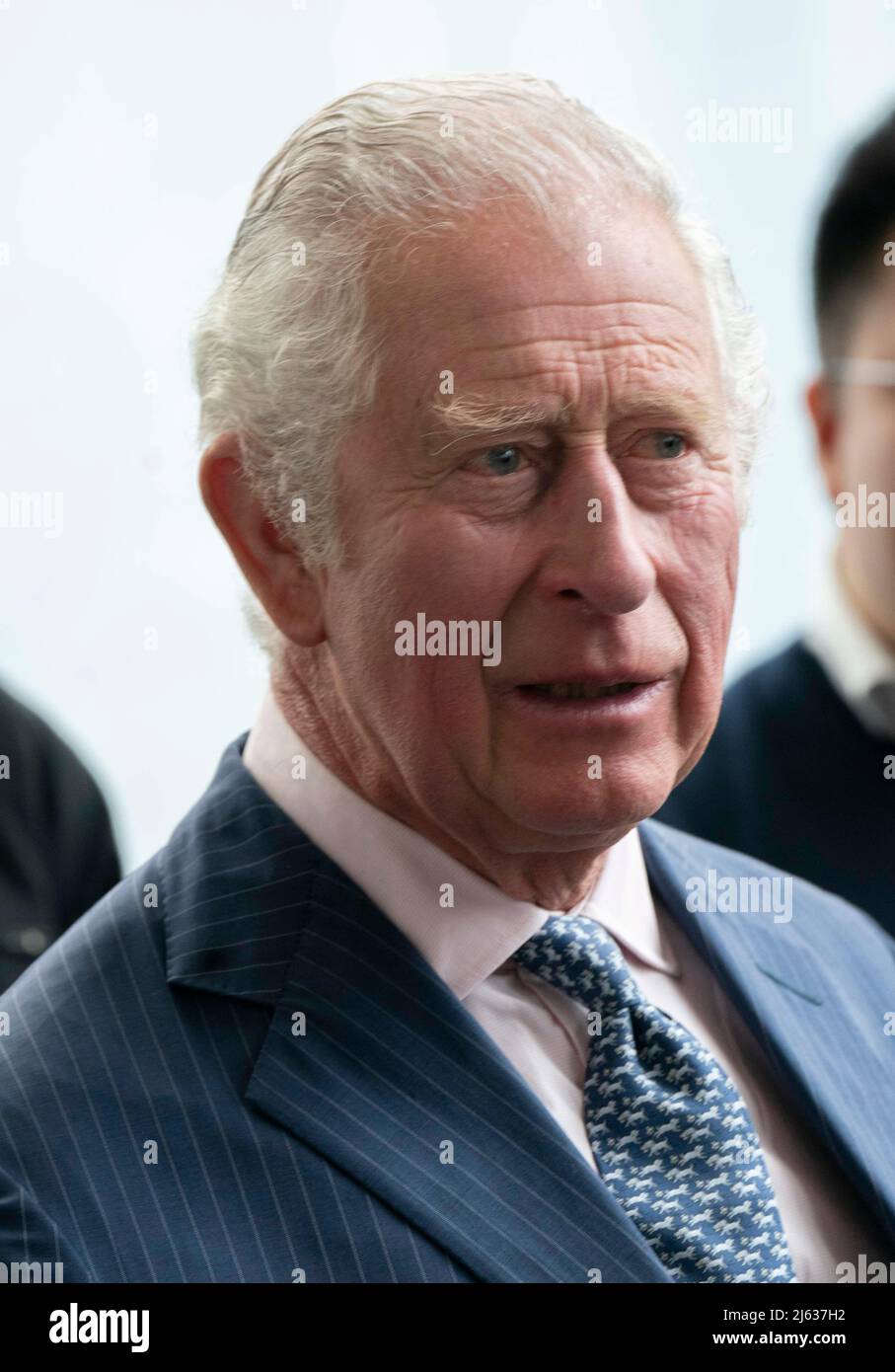 Il Prince of Wales vede alcuni dei progetti vincenti per il concorso inaugurale Terra carta Design Lab per aiutare i cambiamenti climatici, presso il Royal College of Art Dyson Gallery di Londra. Data foto: Mercoledì 27 aprile 2022. Foto Stock