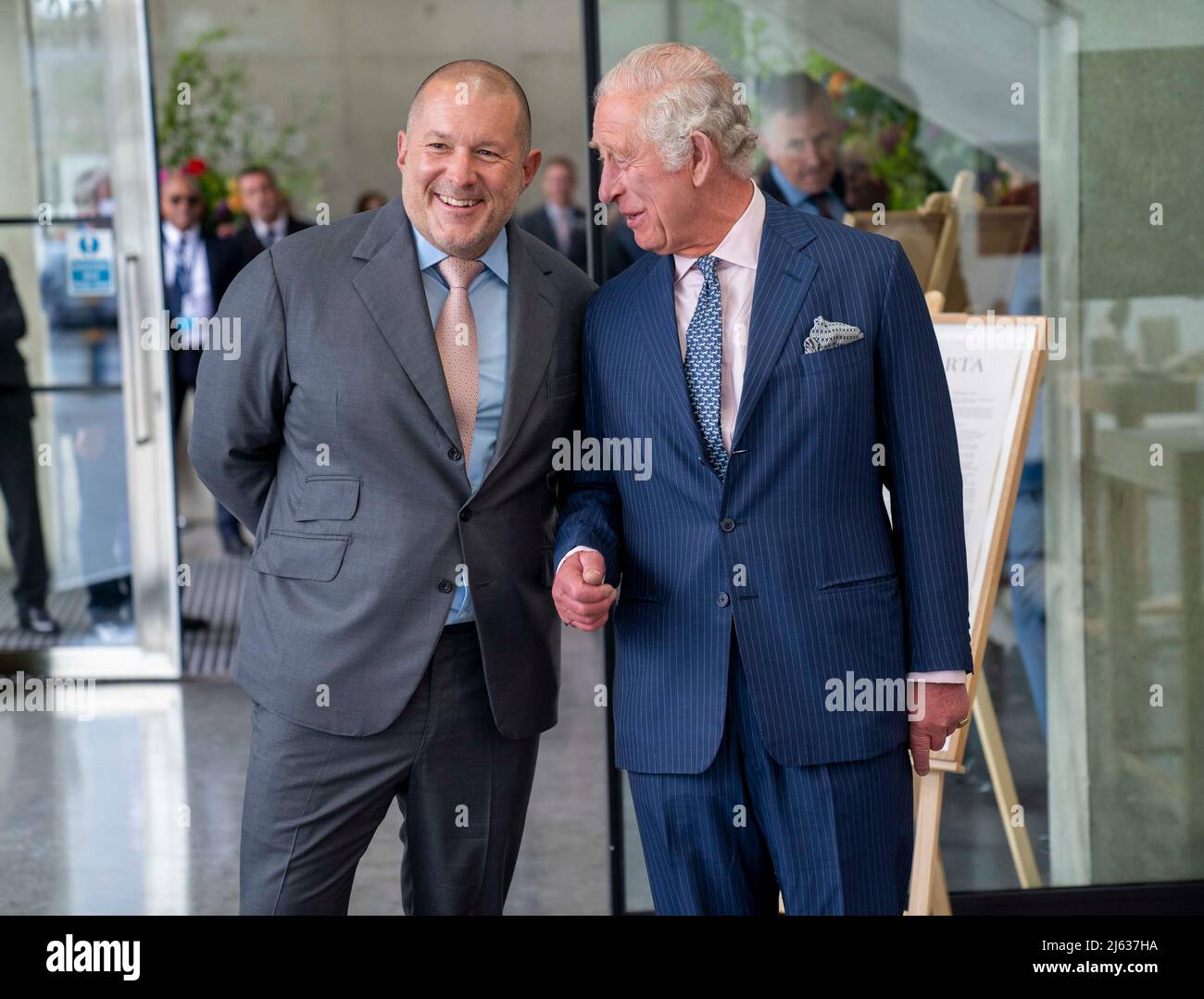 Il Principe del Galles con Sir Jony Ive, Cancelliere del Royal College of Art, vede alcuni dei progetti vincenti per il concorso inaugurale Terra carta Design Lab per aiutare i cambiamenti climatici, presso il Royal College of Art Dyson Gallery di Londra. Data foto: Mercoledì 27 aprile 2022. Foto Stock