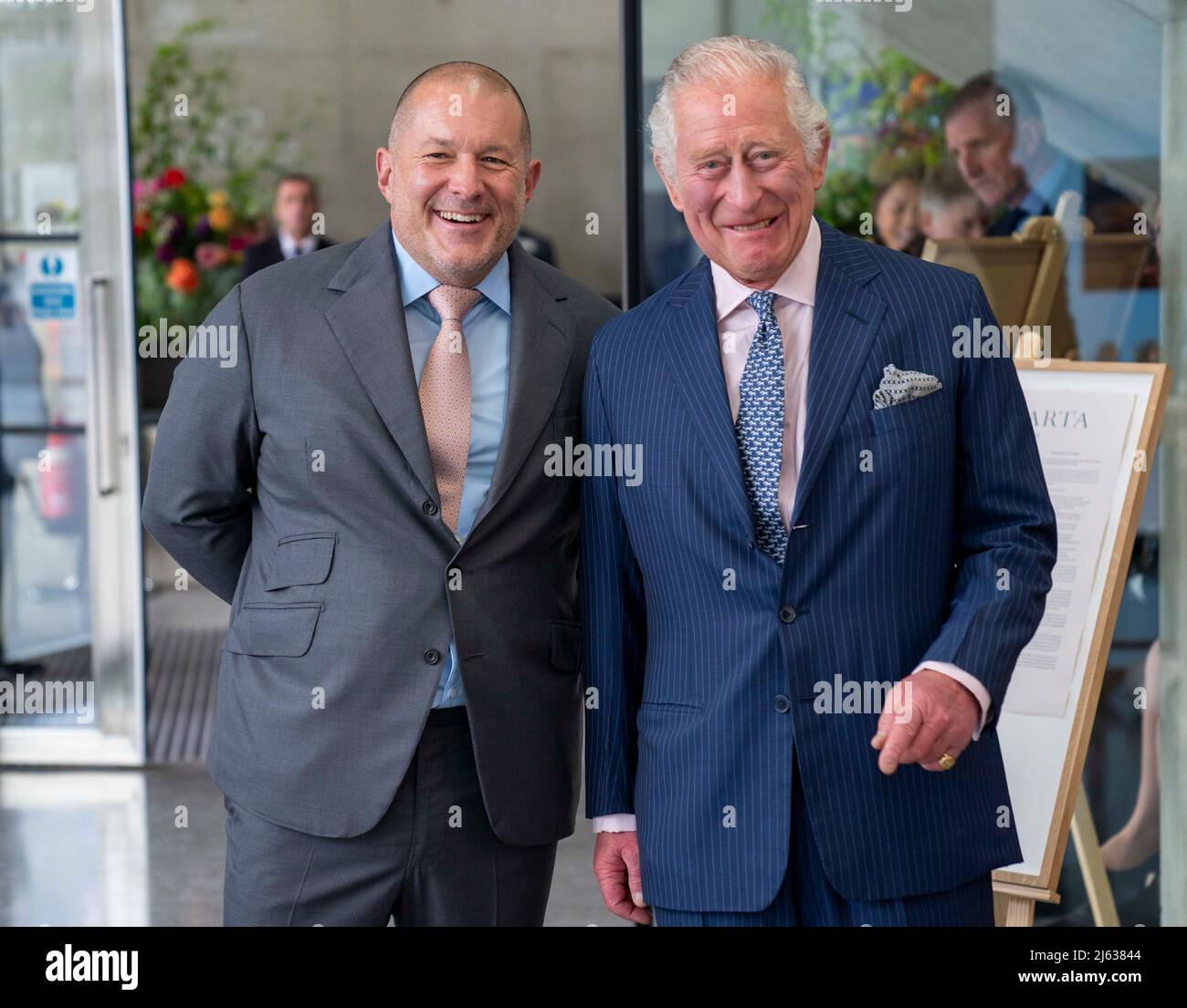 Il Principe del Galles con Sir Jony Ive, Cancelliere del Royal College of Art, vede alcuni dei progetti vincenti per il concorso inaugurale Terra carta Design Lab per aiutare i cambiamenti climatici, presso il Royal College of Art Dyson Gallery di Londra. Data foto: Mercoledì 27 aprile 2022. Foto Stock