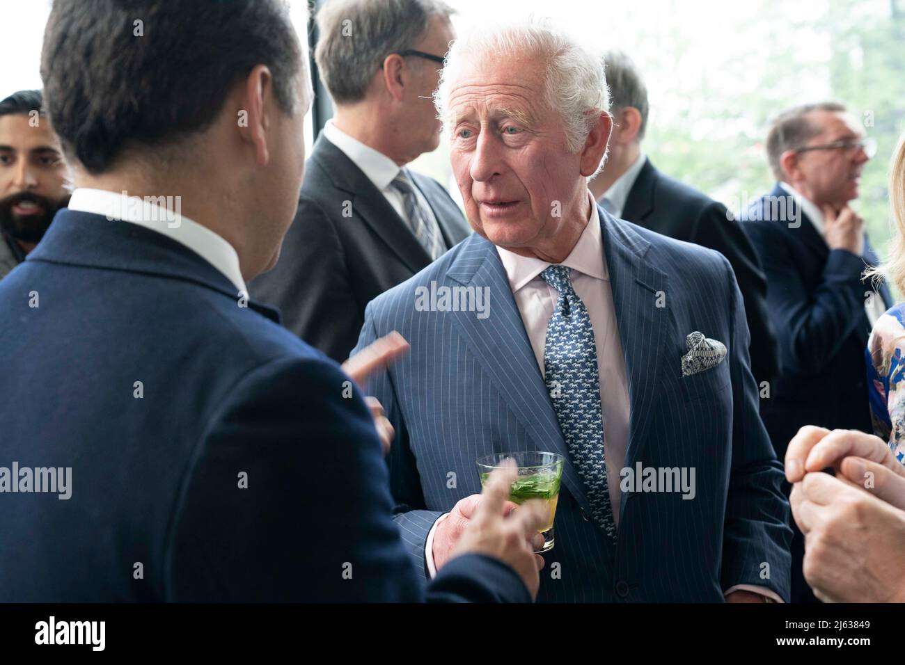 Il Prince of Wales incontra alcuni dei vincitori del concorso inaugurale Terra carta Design Lab per aiutare i cambiamenti climatici, presso il Royal College of Art Dyson Gallery di Londra. Data foto: Mercoledì 27 aprile 2022. Foto Stock