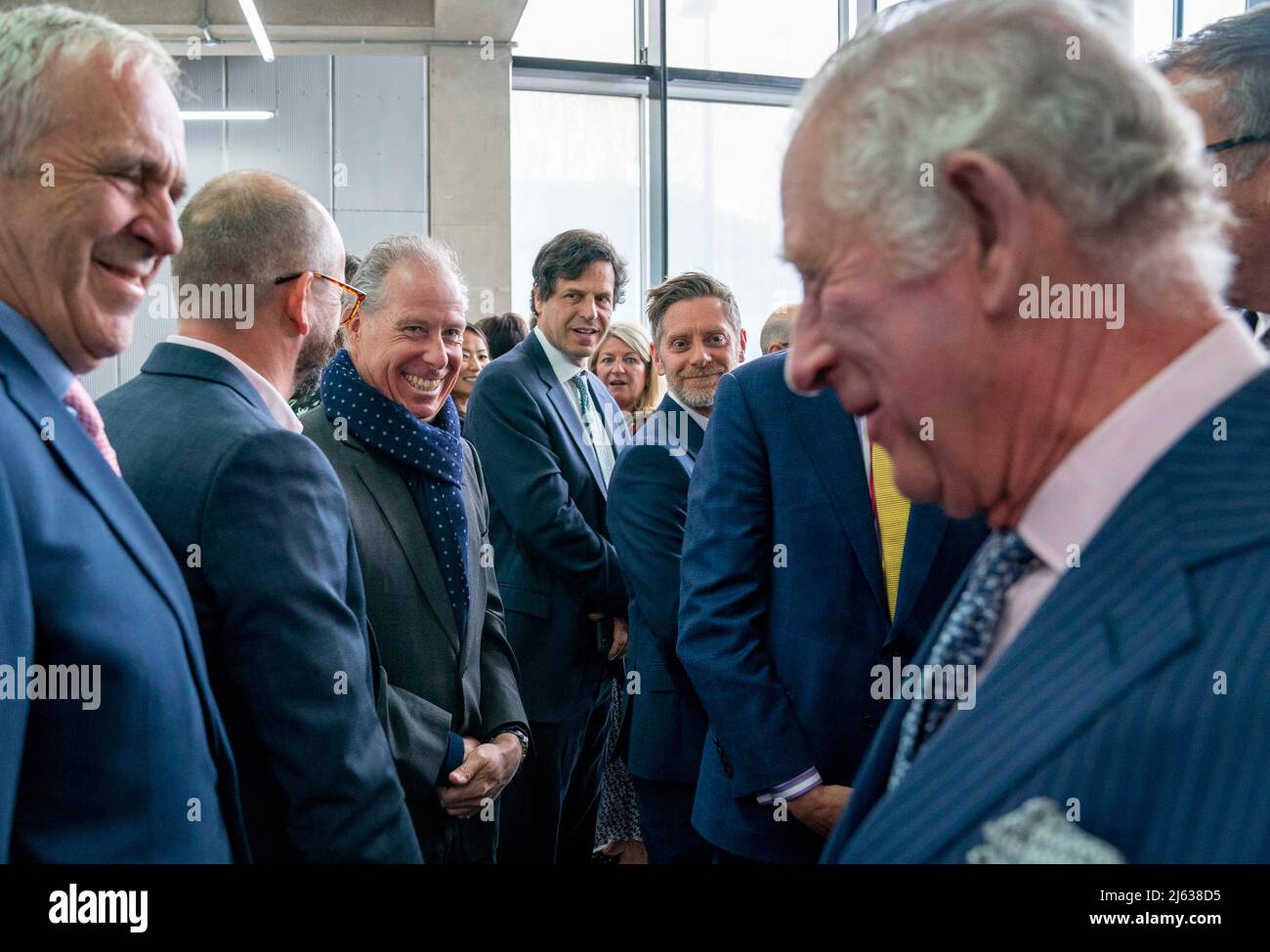 Il Principe di Galles vede il Conte di Snowdon mentre vede alcuni dei progetti vincenti per il concorso inaugurale Terra carta Design Lab per aiutare il cambiamento climatico, presso il Royal College of Art Dyson Gallery di Londra. Data foto: Mercoledì 27 aprile 2022. Foto Stock