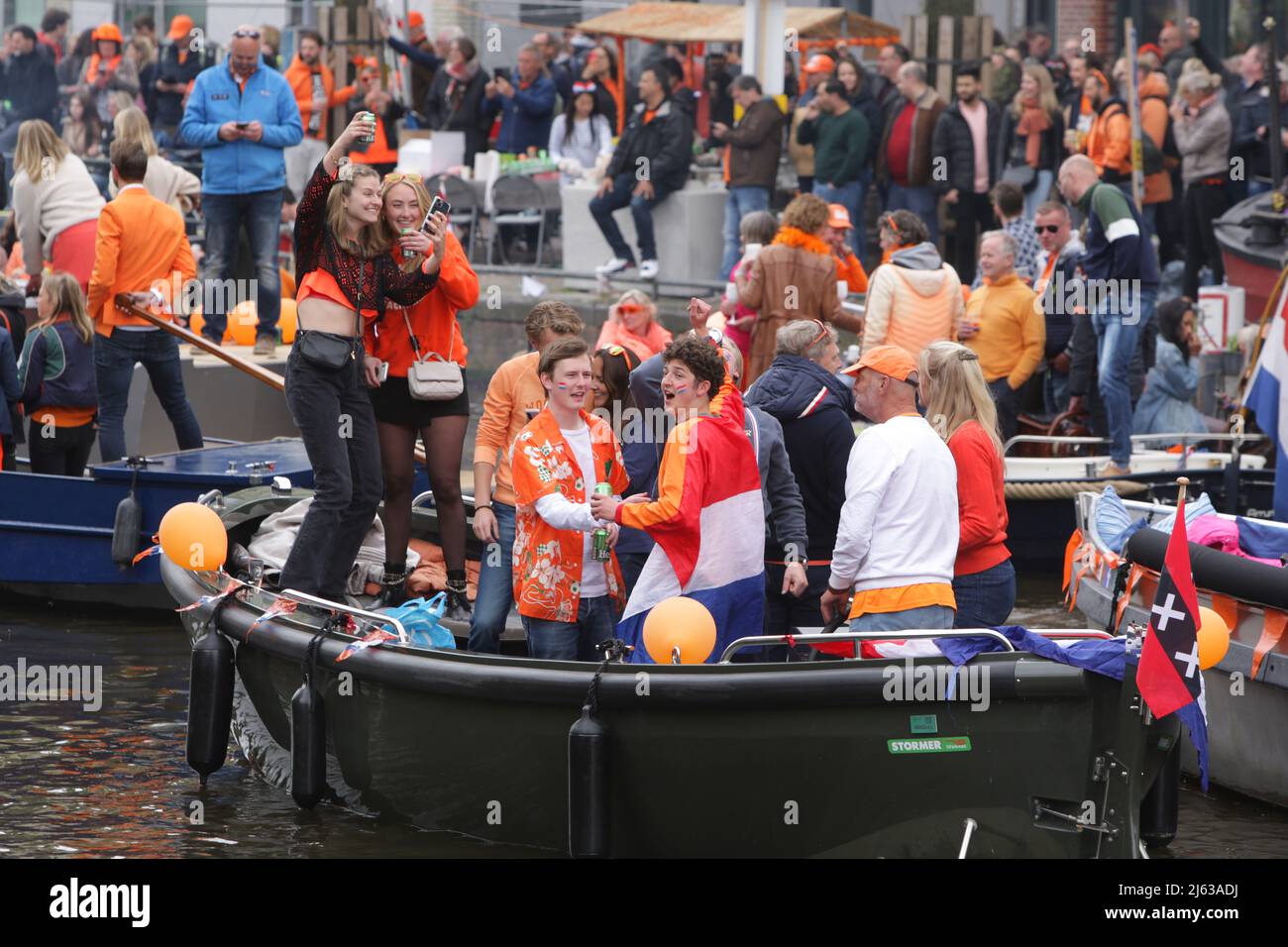 Amsterdam, Paesi Bassi. 27th Apr 2022. I membri del pubblico celebrano la Giornata del Re al canale Prinsengracht il 27 aprile 2022 ad Amsterdam, Paesi Bassi. La celebrazione del compleanno del Re è una festa nazionale, non poteva essere celebrata come al solito negli ultimi due anni a causa della pandemia del coronavirus. (Foto di Paulo Amorim/Sipa USA) Credit: Sipa USA/Alamy Live News Foto Stock