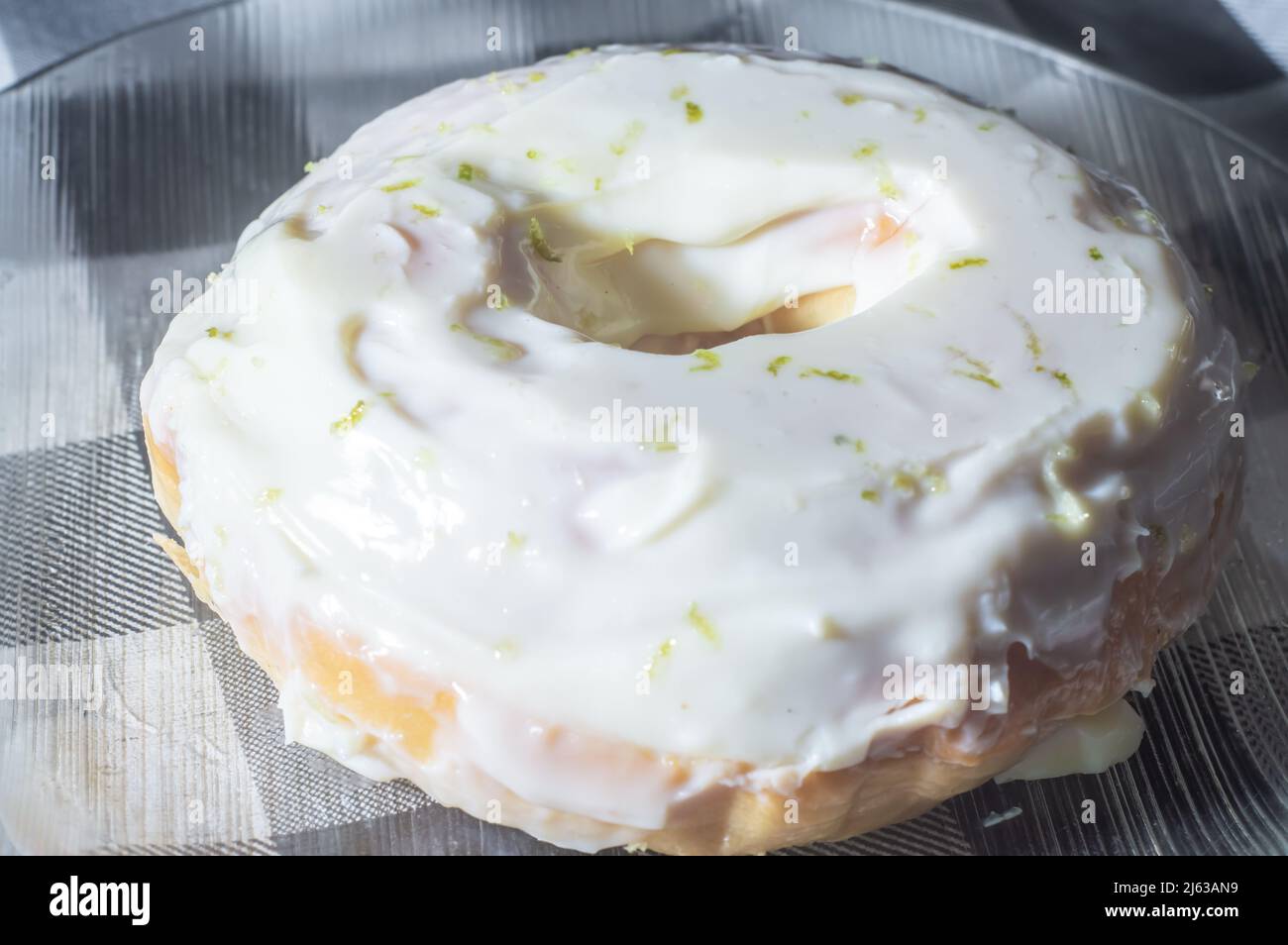 Ciambella grande con crema al limone su un piatto trasparente. Foto Stock