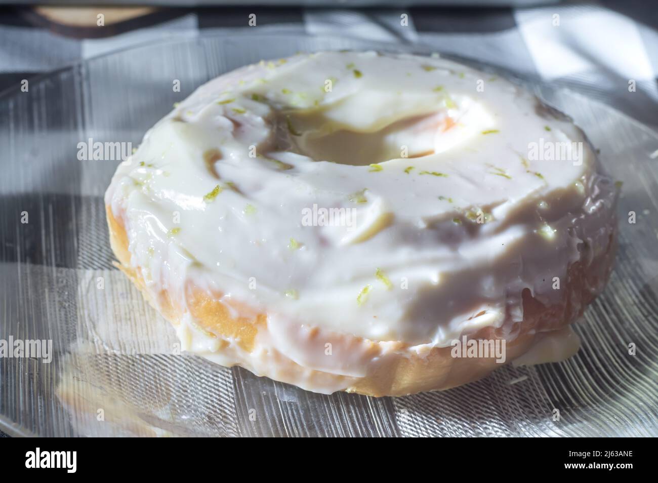 Ciambella grande con crema al limone su un piatto trasparente. Foto Stock