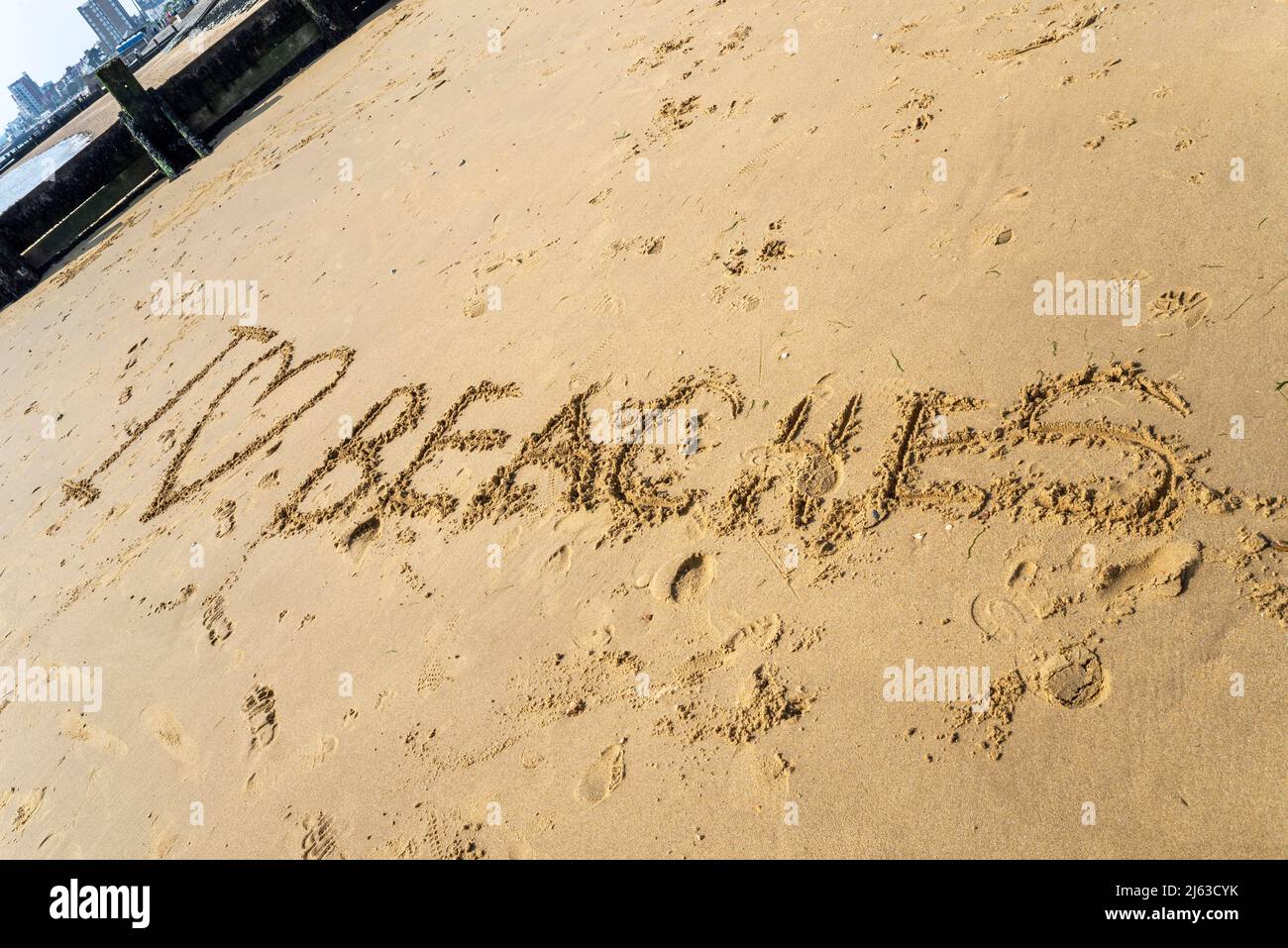 Adoro le spiagge. Mi cuore spiagge, scritto nella sabbia di una spiaggia a Southend on Sea, Essex, Regno Unito, sul Tamigi estuario Foto Stock