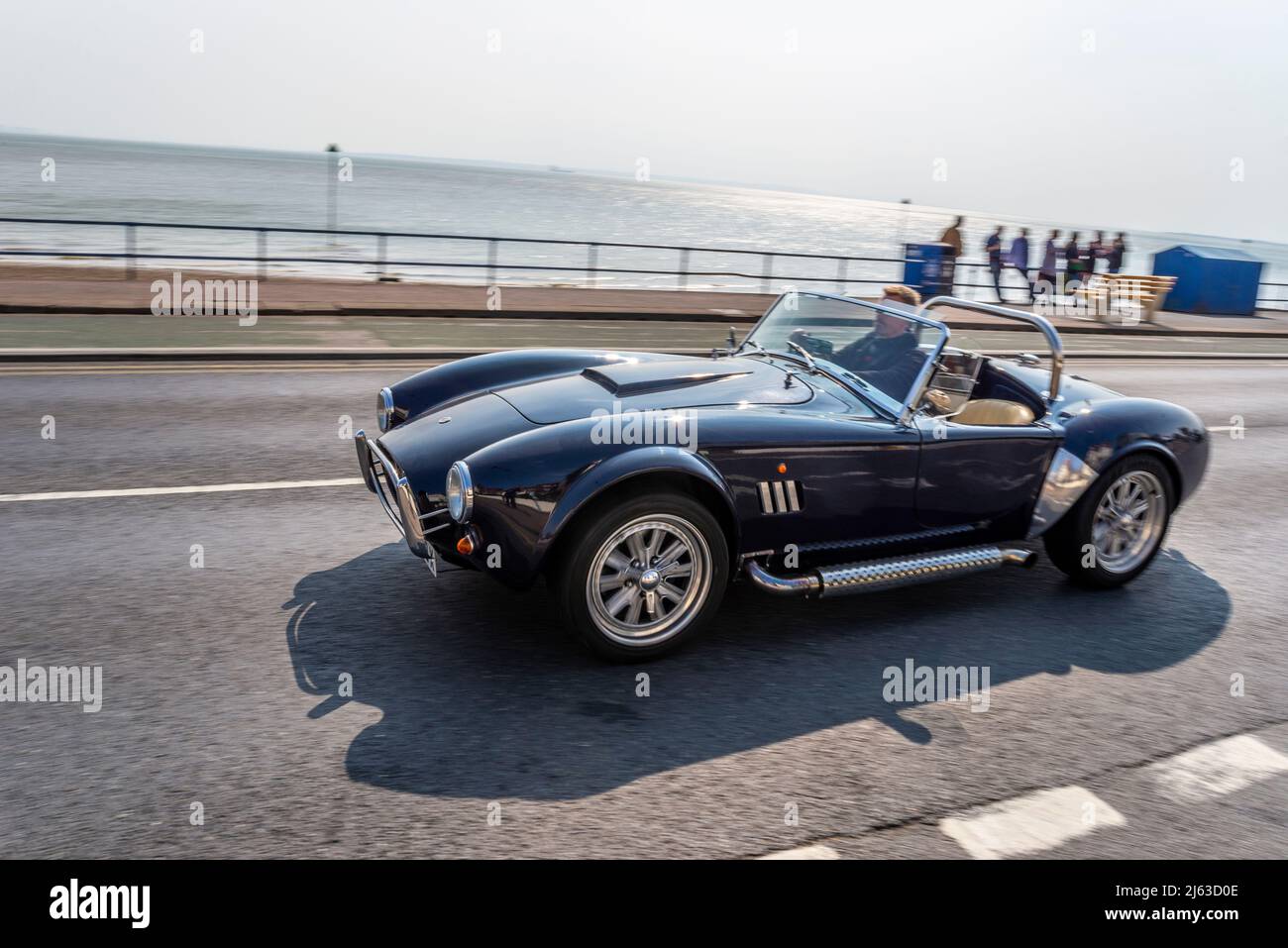 AC Cobra auto in corso di sole primavera giorno con la cima in basso sul lungomare Western Esplanade, Southend on Sea, Essex, Regno Unito. Goditi la guida, apri la parte superiore Foto Stock