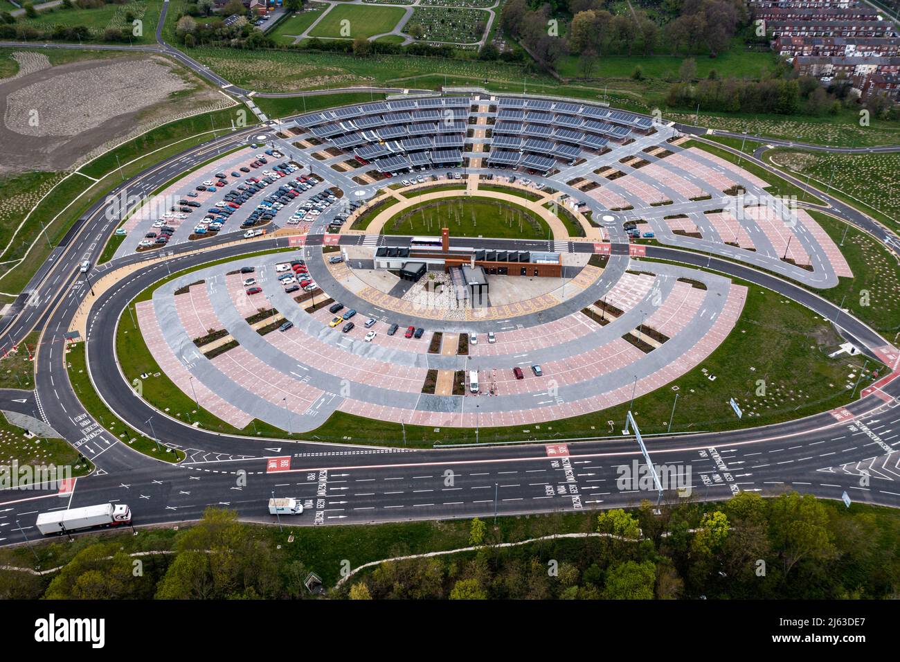 STOURTON, LEEDS, REGNO UNITO - 25 APRILE 2022. Una vista aerea dell'area Park and Ride di recente costruzione a Stourton, Leeds, che fornisce parcheggio per pendolari Foto Stock