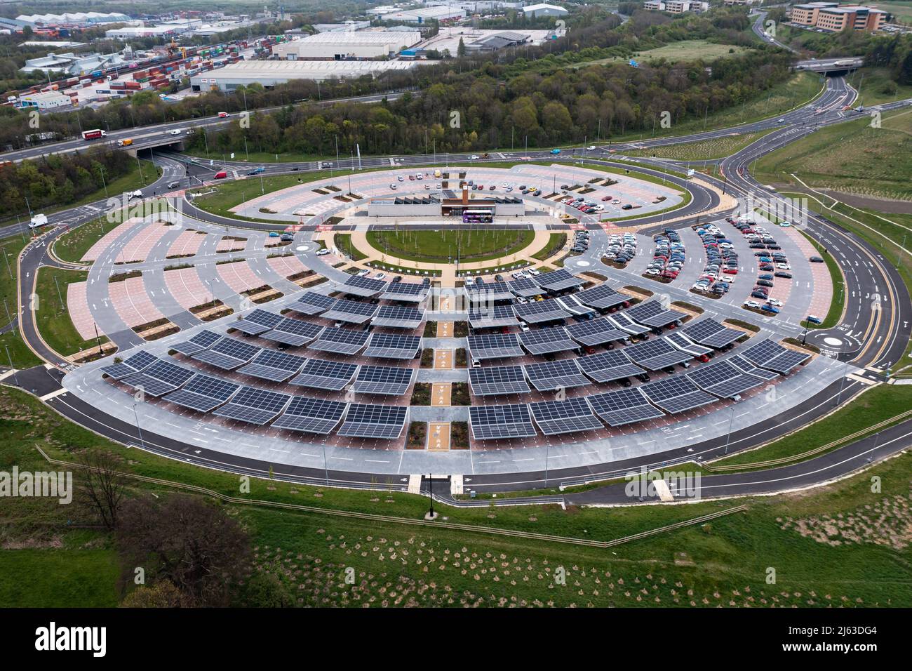 STOURTON, LEEDS, REGNO UNITO - 25 APRILE 2022. Una vista aerea dell'area Park and Ride di recente costruzione a Stourton, Leeds, che fornisce parcheggio per pendolari Foto Stock