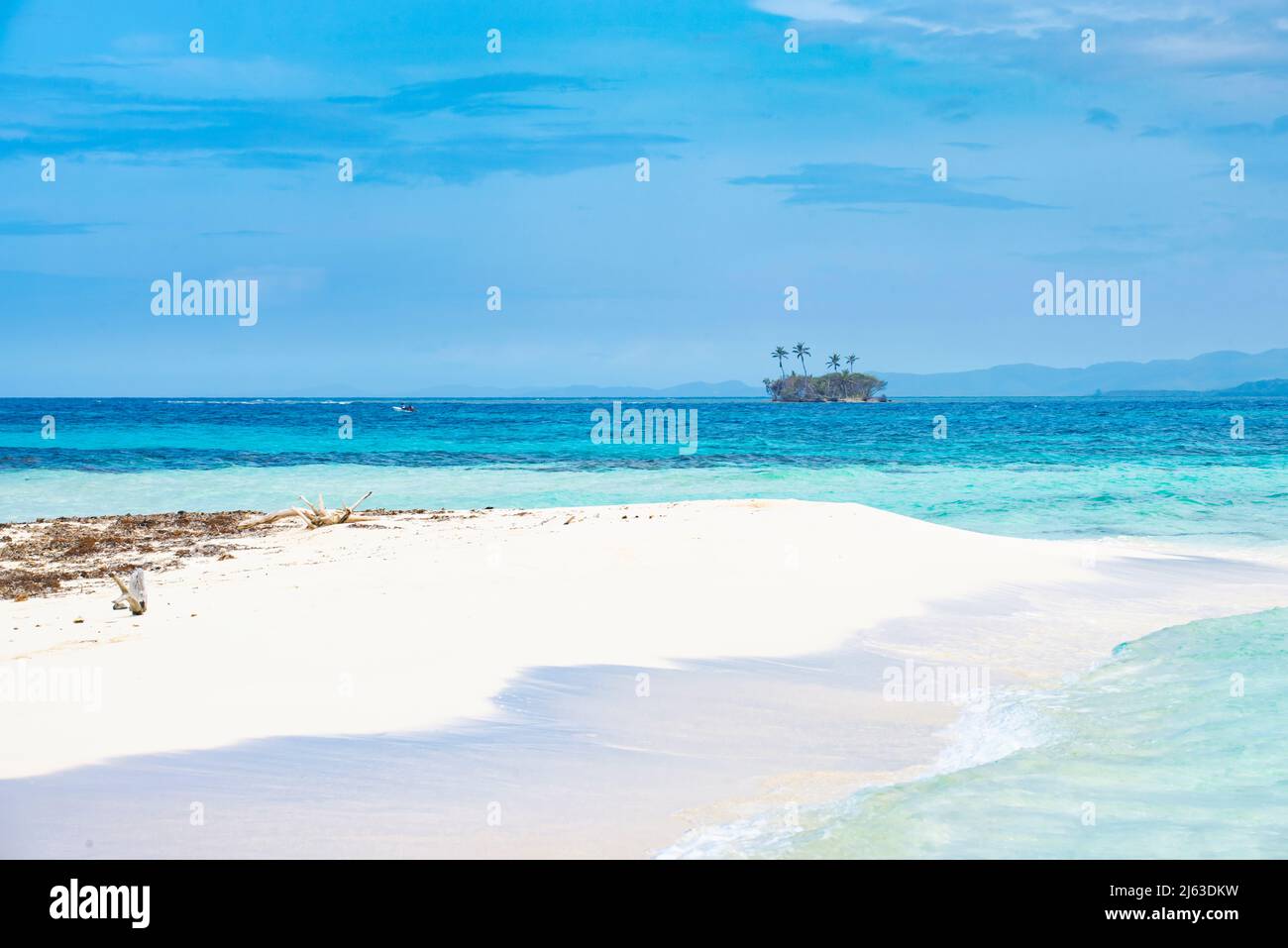 Spiaggia caraibica di Pigeon Cay con vista su un Cay, Roatan Foto Stock