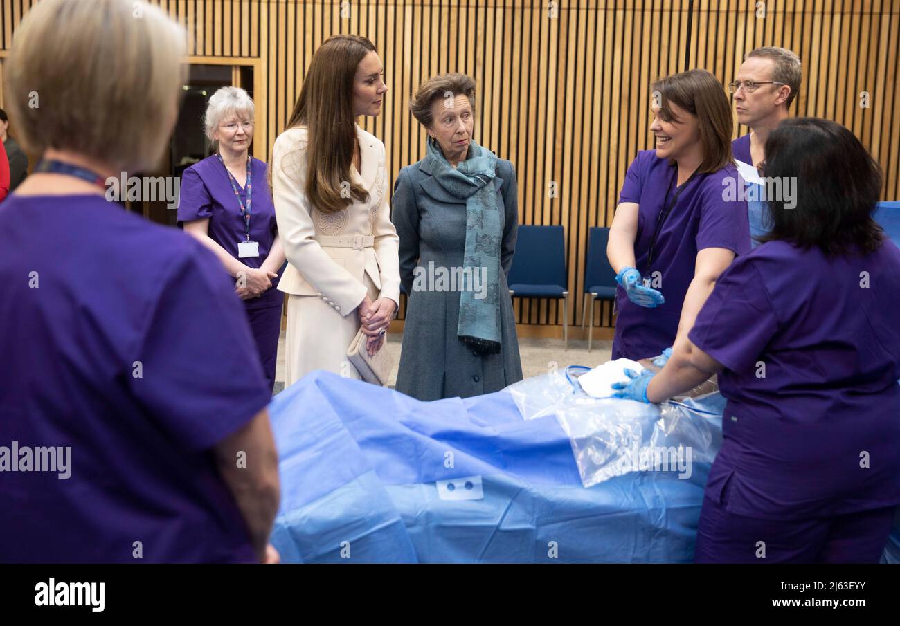 La Principessa reale, patrona del Royal College of Midwives (RCM), e la Duchessa di Cambridge, patrona del Royal College of Obstetricians and Gynecologists (RCOG), assistono a una dimostrazione di un'operazione di emergenza fittizia eseguita dal Dr. Katie Cornthwaite utilizzando un manichino, durante una visita alla loro sede a Londra, Per conoscere il modo in cui l'RCM e il RCOG stanno lavorando insieme per migliorare l'assistenza sanitaria materna e incontrare i rappresentanti del Centro Nazionale per il miglioramento della maternità di Tommy. Data foto: Mercoledì 27 aprile 2022. Foto Stock