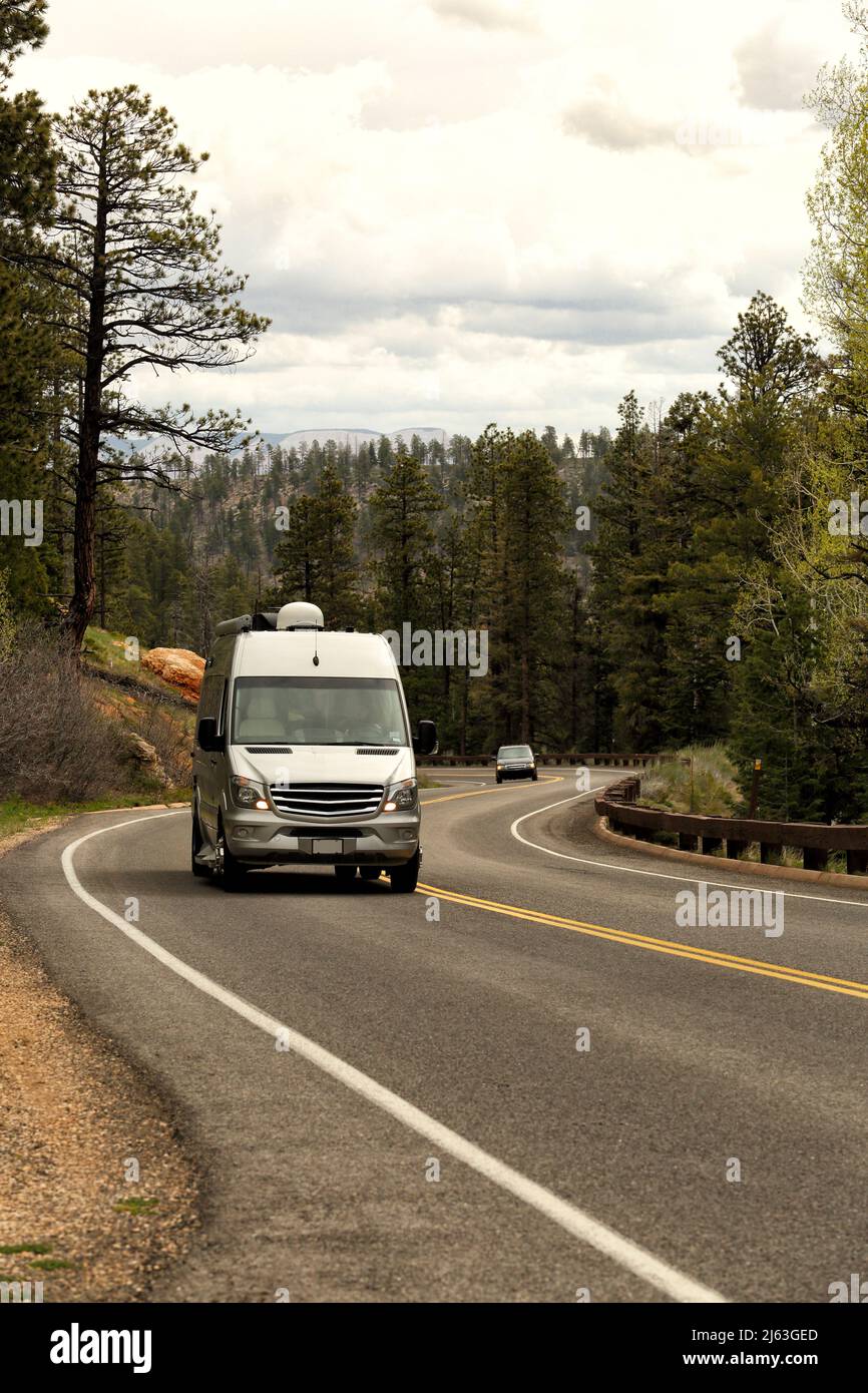Auto che guidano su una strada tortuosa con tornanti nelle montagne del Bryce Canyon National Park. Foto Stock