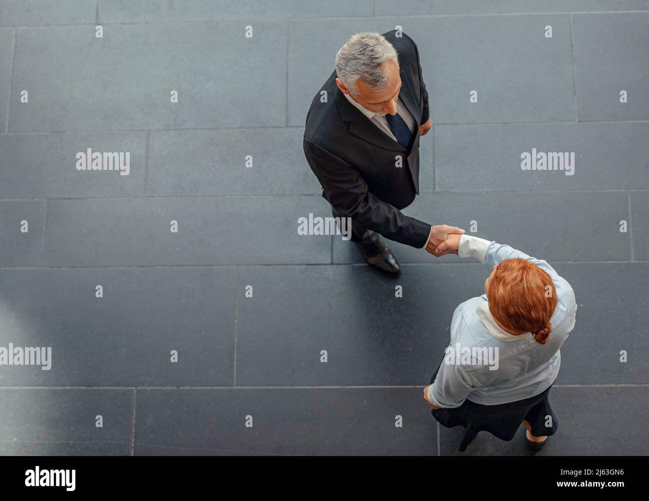 Foto dall'alto di due uomini d'affari che scuotono le mani Foto Stock