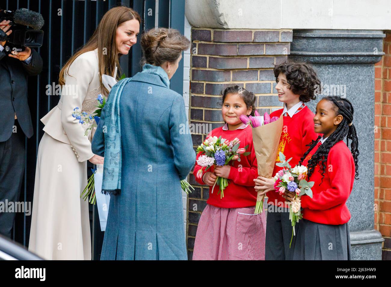 27th aprile 2022, Londra, Regno Unito. HRH la Principessa reale, Patron, il Royal College of Midwives (RCM), e HRH la Duchessa di Cambridge, Patron, il Royal College of Obstetricians and Gynecologists (RCOG), hanno presentato con i fiori degli scolari locali quando lasciano la RCM e la sede centrale della RCOG a Londra. Amanda Rose/Alamy Live News Foto Stock