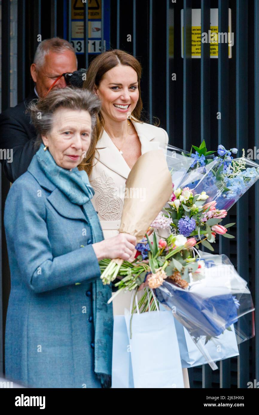 27th aprile 2022, Londra, Regno Unito. RH la Principessa reale, Patron, il Royal College of Midwives (RCM), e HRH la Duchessa di Cambridge, Patron, il Royal College of Obstetricians and Gynecologists (RCOG), lasciando la RCM e la sede centrale della RCOG a Londra. Amanda Rose/Alamy Live News Foto Stock