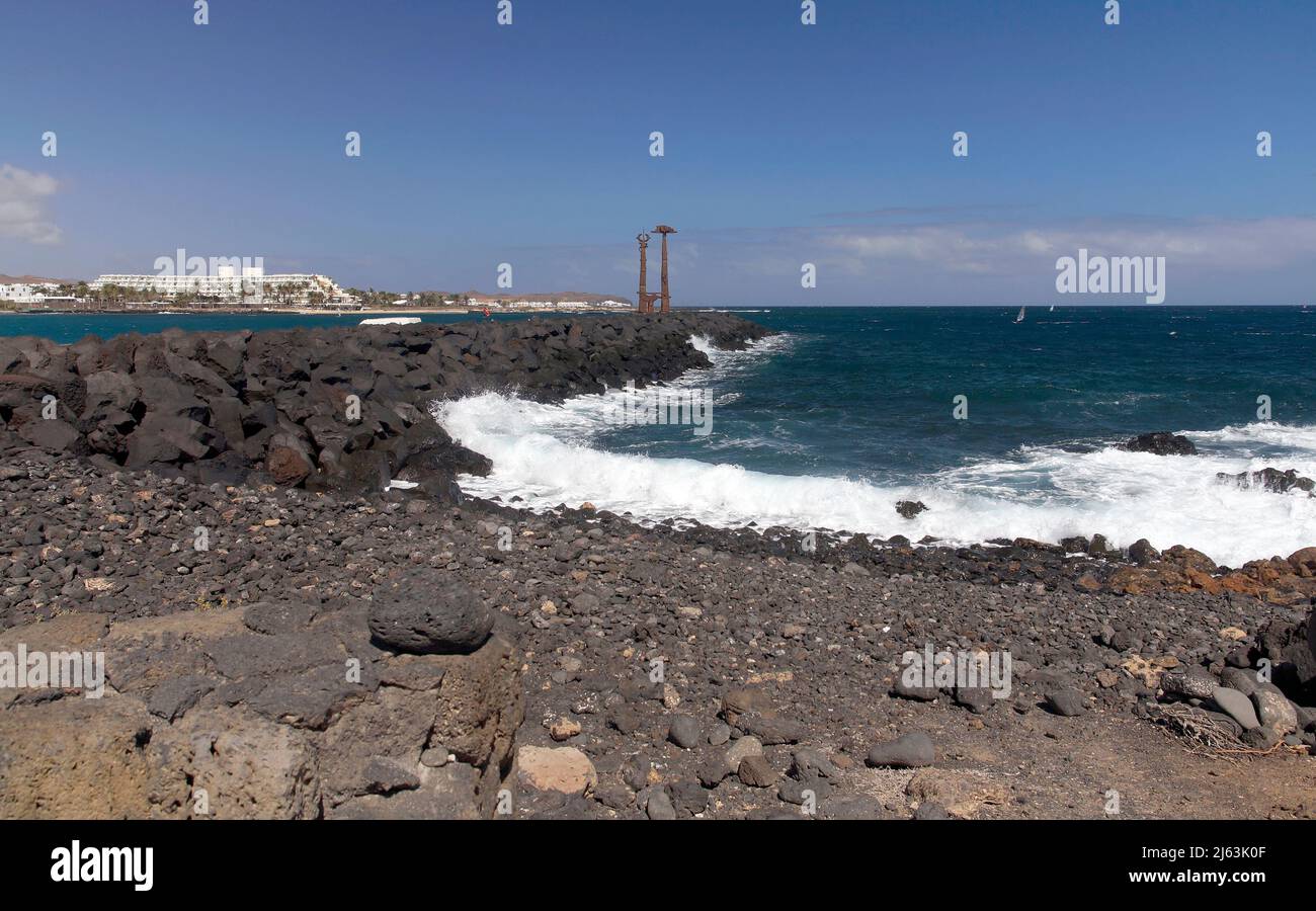 los juguetes de erjos - una grande scultura in acciaio; installazione di arte pubblica vicino Playa de las Cucharas, Costa Teguise, Lanzarote Foto Stock