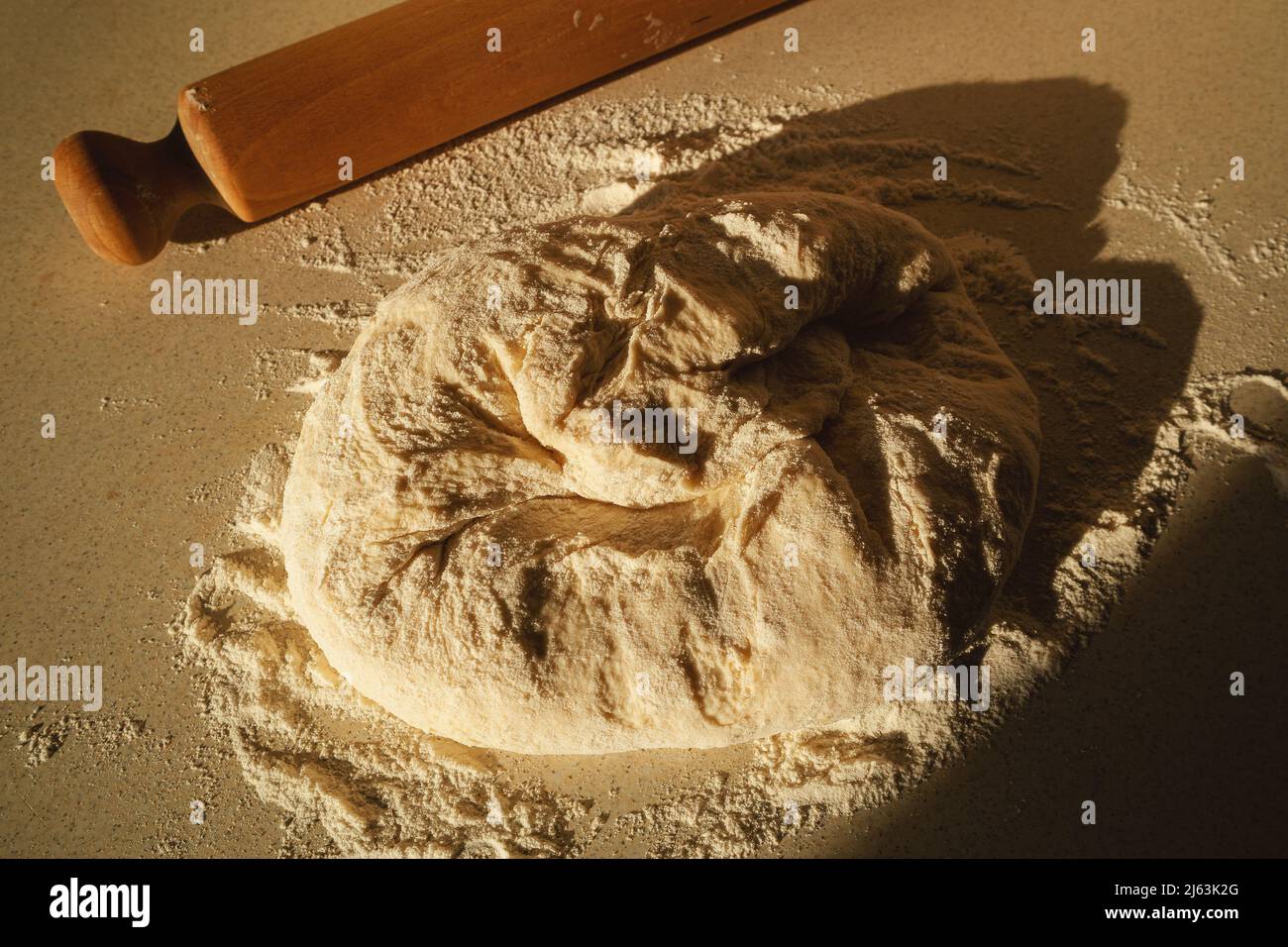 Impasto di pane preparato, massa cosparsa di farina sul tavolo. Foto Stock