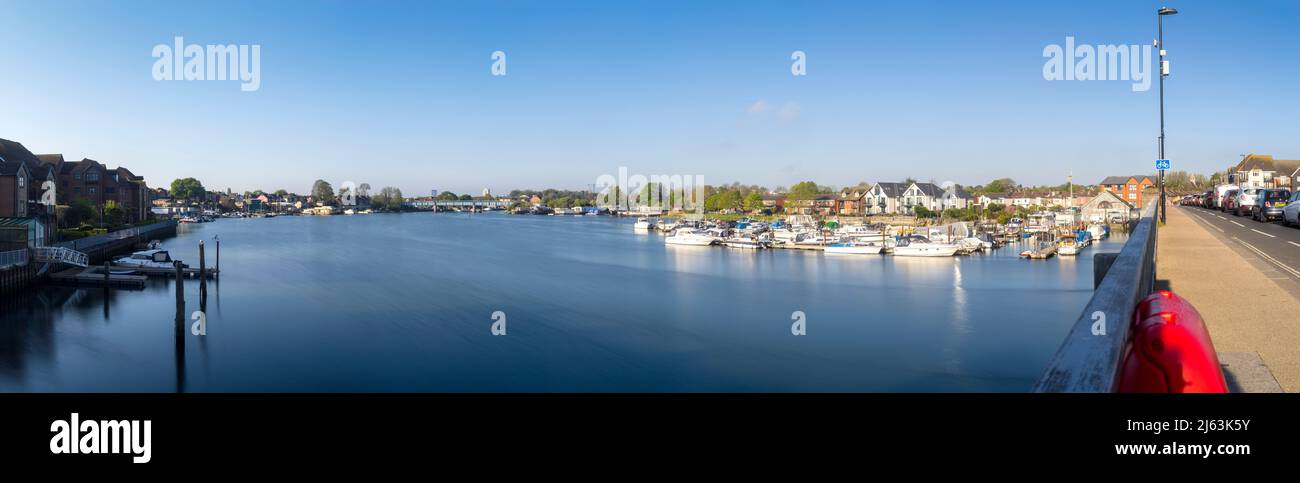 Una vista panoramica del fiume Itchen guardando a sud dal ponte Cobden a Southampton, Regno Unito Foto Stock