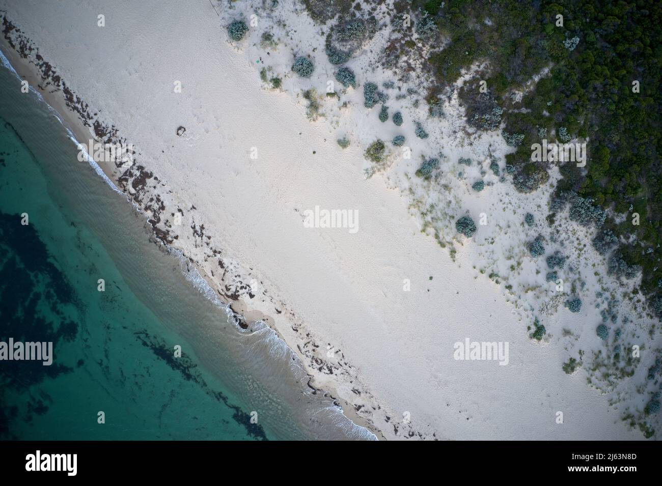 Drone campo di vista di impronte nella sabbia e l'acqua da sopra spiaggia in Australia occidentale. Foto Stock