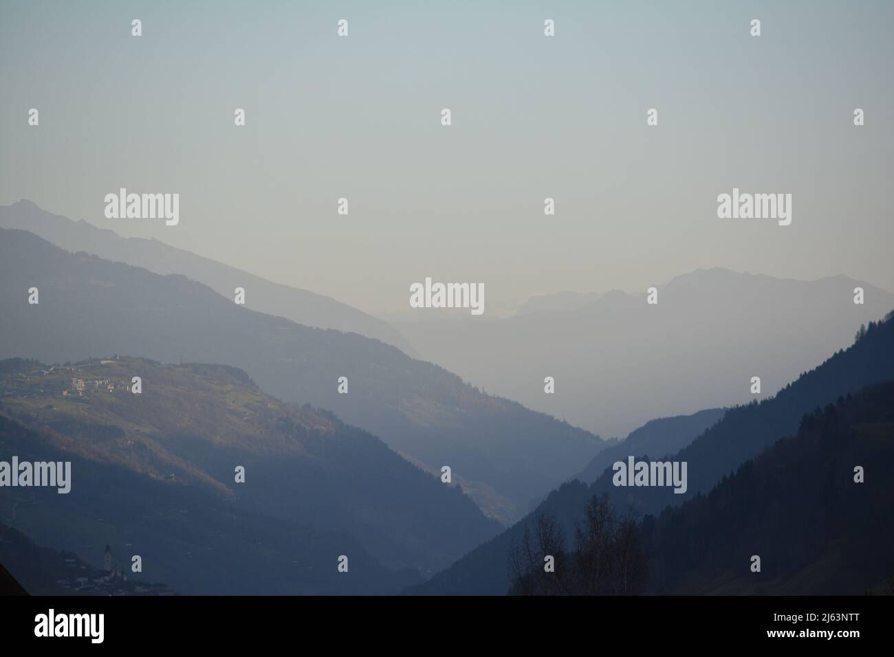 Dawn nella valle delle alpi svizzere Surselva con vista verso Coira. Foto Stock