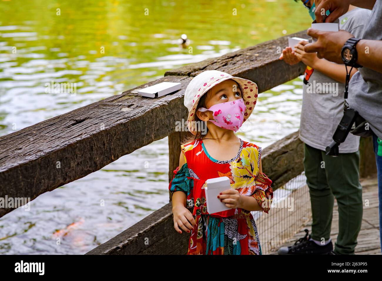 Fantasia bambina indossare maschera viso al lago Foto stock - Alamy