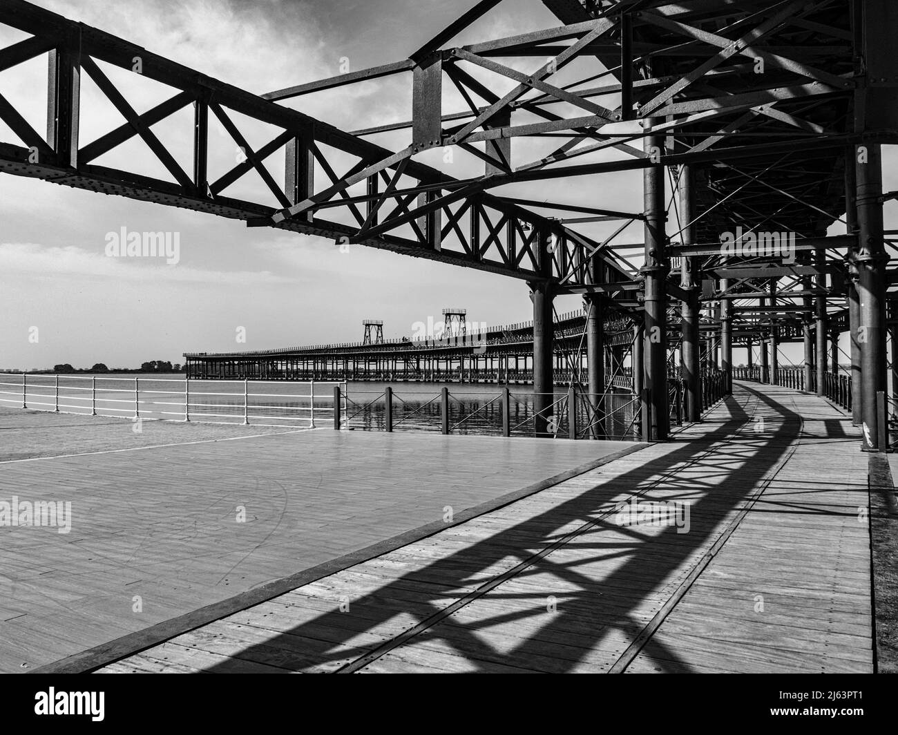 I turisti che camminano lungo la vecchia struttura metallica del molo di carico del minerale di Riotinto. Foto Stock