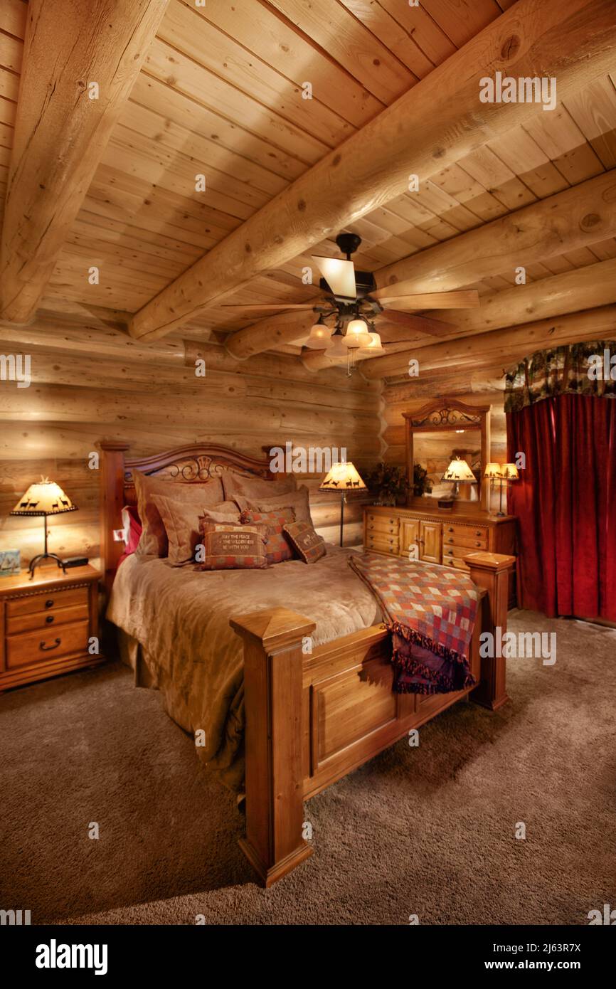 L'interno di una moderna camera da letto in legno a cabina. Foto Stock