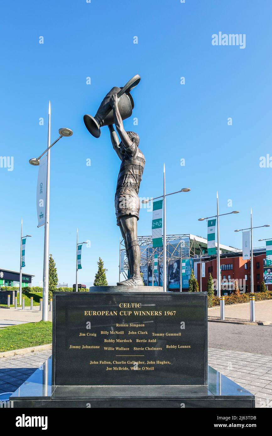 Statua di Billy McNeil che tiene una coppa significa la loro European Cup nel 1967, fuori dallo stadio di calcio Parkhead, la casa del Celtic FC Foto Stock