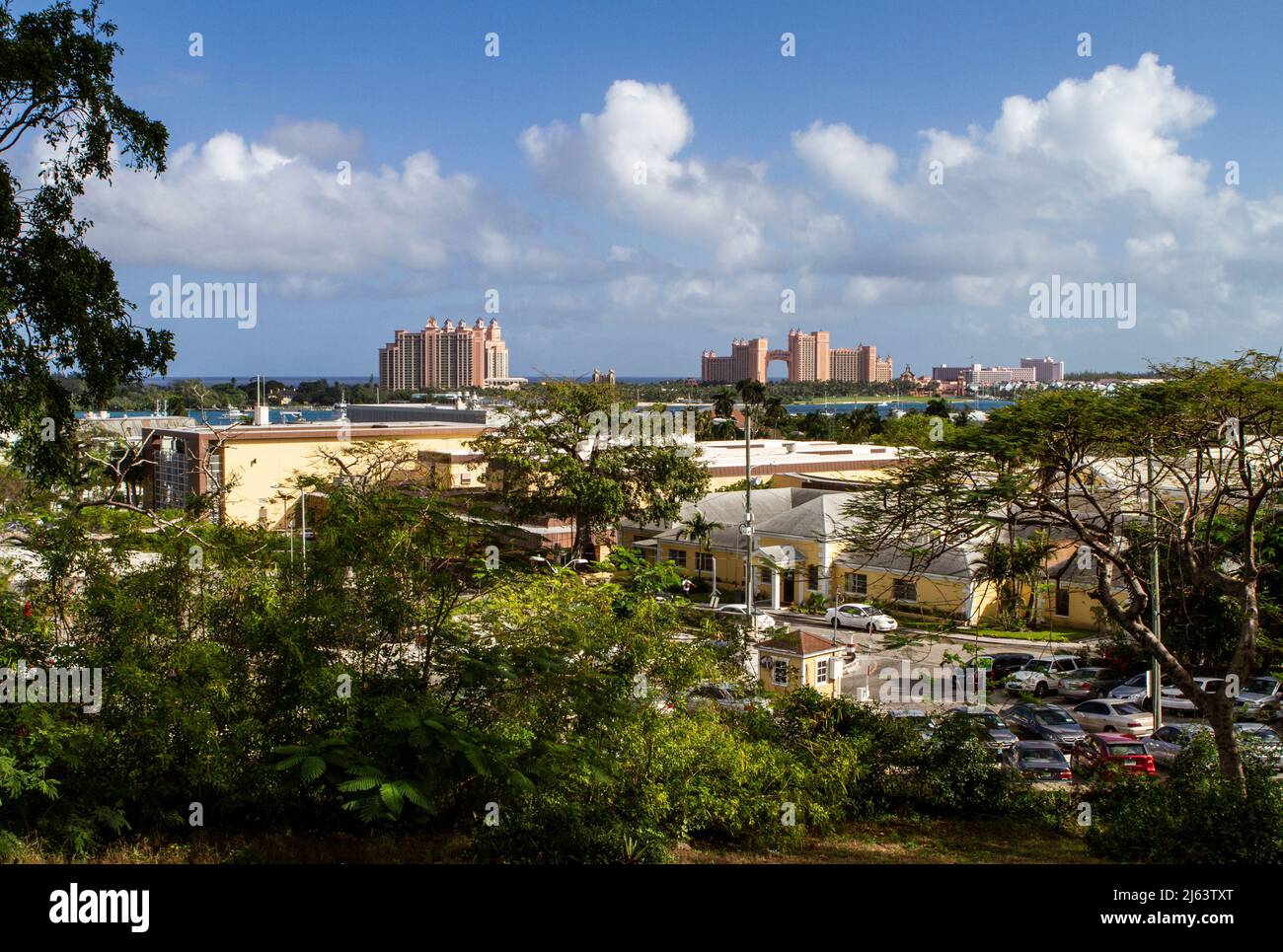 Guardando da Nassau verso l'Atlantis Paradise Island Resort da Fort Fincastle in cima Bennett's Hill a New Providence Island, le Bahamas. Foto Stock