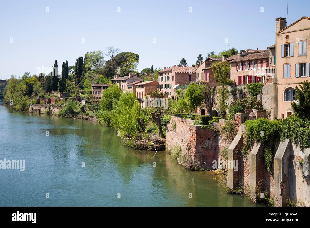 Il centro storico medievale di Albi, Occitanie, Francia, un sito patrimonio dell'umanità dell'UNESCO, sul fiume Tarn guardando verso il quartiere Madeleine. Foto Stock