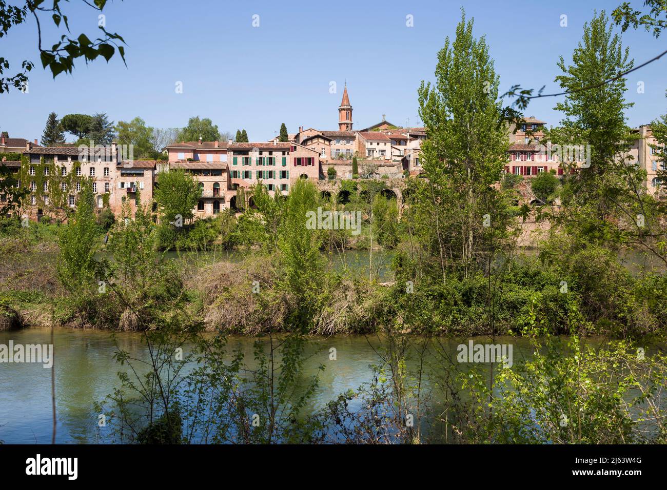 Il centro storico medievale di Albi, Occitanie, Francia, un sito patrimonio dell'umanità dell'UNESCO, sul fiume Tarn guardando verso il quartiere Madeleine. Foto Stock