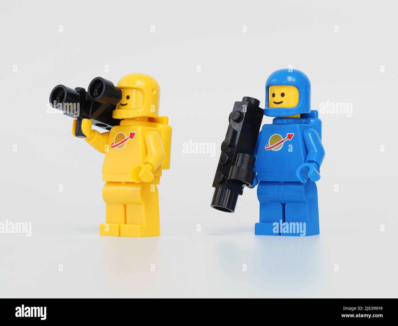 LEGO Classic Space, mini personaggi spaziali gialli e blu, con telecamera spaziale originale e caschi. Introdotto nel 1978. Isolato su sfondo bianco. Foto Stock