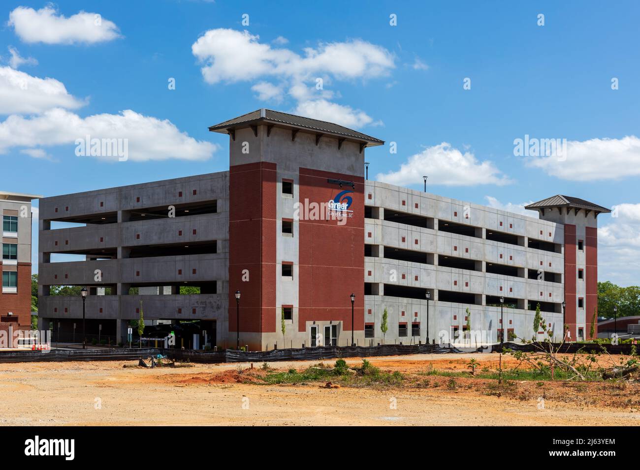 GREER, SC, USA 24 APRILE 2022: Parcheggio nel centro di Greer. Foto Stock