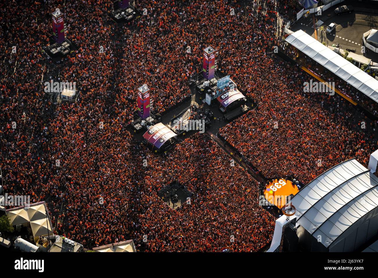 2022-04-27 18:59:45 BREDA - Foto aerea della folla durante la festa del Re della radio 538 sul Chasseveld. A causa della folla nel centro della città, Breda invita i rivelatori a non venire più in città. Non si sa quante persone ci sono in città. ANP ROB ANGELAAR olanda OUT - belgio OUT Foto Stock