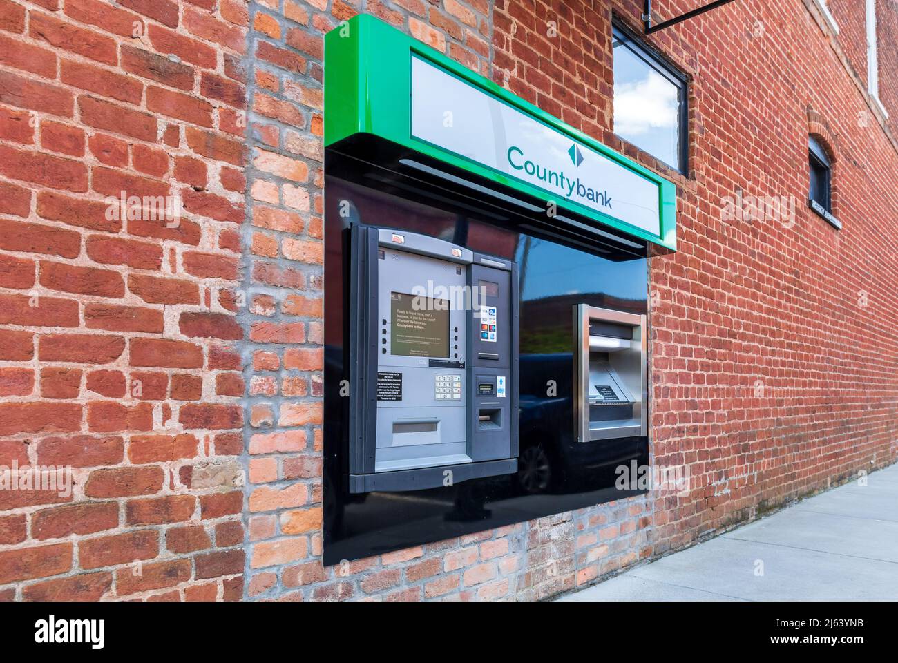 GREER, SC, USA 24 APRILE 2022: Bancomat e deposito per CountyBank sulla parete laterale dell'edificio. Foto Stock