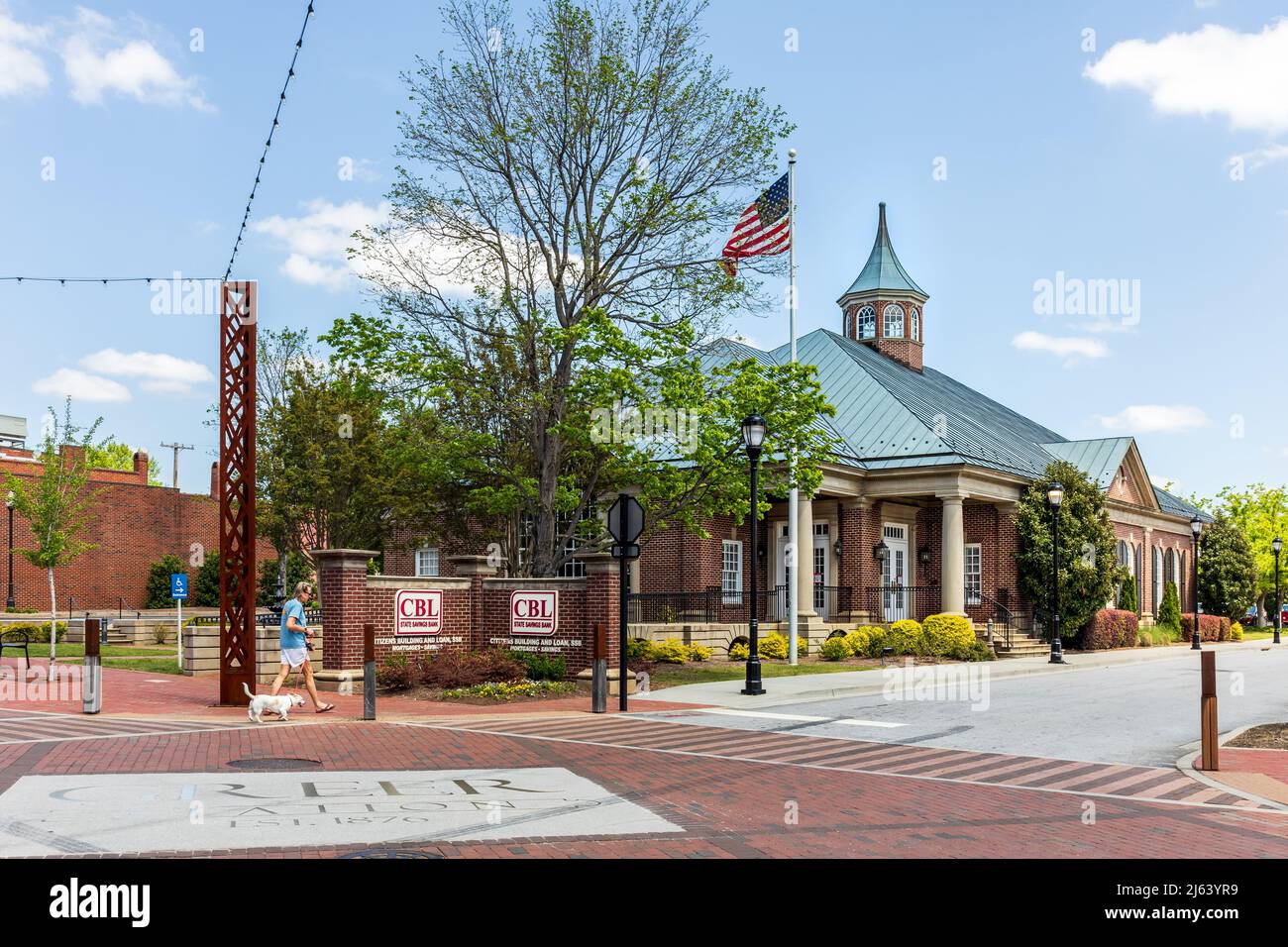 GREER, SC, USA 24 APRILE 2022: Banca di risparmio statale per la costruzione di cittadini e prestiti. Mostra edificio, una persona cane a piedi. Foto Stock